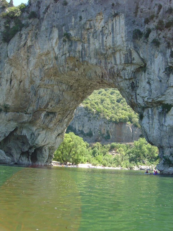 Pont d'Arc. Erosion, action de l'eau : le débit très important  de la rivière  Ardèche ( 4 fois celui du Rhône - pendant les glaciations ) a creusé une arche dans l'affleurement calcaire ( bord direct du courant).