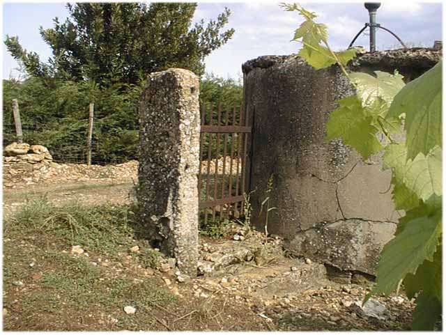 Le calcaire à gryphées est souvent taillé en grandes plaques. Il constitue ici une limite de terrain et un chambranle de porte.