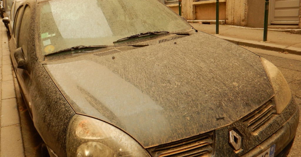 Les vents d'origine saharienne (Sirocco en particulier) amènent souvent sur la France le dépôt de "sables sahariens" bien visibles sur nos voitures. En réalité ce ne sont pas principalement des sables (de 2000 à 50 micromètres) mais <a href='https://phototheque.enseigne.ac-lyon.fr/photossql/photos.php?RollID=images&FrameID=sable_sahara'>des particules plus fines</a> de taille limons (50 à 2 micromètres) et de taille argile (inférieure à 2 micromètres). Ces particules de taille argile contiennent des minéraux micro-divisés (quartz, oxydes de fer) et des argiles au sens minéralogique du terme, en particulier de la kaolinite assez typique des sols tropicaux. Par ailleurs, toutes ces particules ne proviennent pas princ ipalement du Sahara car, comme expliqué <a href='https://phototheque.enseigne.ac-lyon.fr/photossql/photos.php?RollID=images&FrameID=Desertification'>ailleurs sur ce site</a>, la désertification entraine la déstructuration des agrégats de sol et un tri, c'est-à-dire l'envol des seules particules les plus fines. Les sables restent sur place ou peu s'en faut. Or le Sahara, désertifié et sableux depuis longtemps, n'a plus guère d'éléments fins à donner. En revanche les sols en voie de désertification de ses marges (Sahel, sud du Maghreb), fournissent des fines. Les salissures sur nos voitures sont donc la preuve de l'extension actuelle du Sahara.