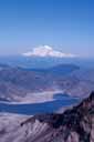 Vue de la lèvre sud du cratère, au sommet du Mont Saint Helens. On regarde vers le NNE. Au fond, Le Mont Rainier est un autre volcan de la chaîne des  Cascades (état de Washington, USA), il donne une image proche de celle du Mont Saint Helens avant l'éruption. Au premier plan la lèvre ouest du cratère.  Au second plan le lac Spirit partiellement recouvert de troncs arrachés lors de l'explosion.
<BR><A HREF='https://phototheque.enseigne.ac-lyon.fr/photossql/GoogleEarth/rainier.kmz'><IMG SRC='googleearth.gif' BORDER=0></A> [7409 views]