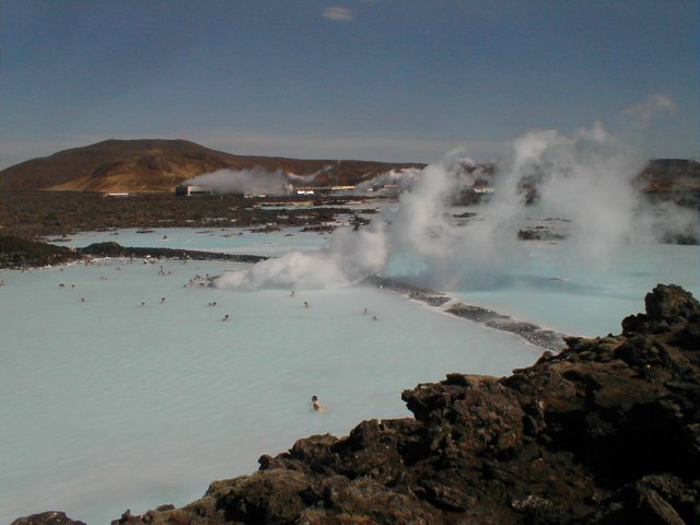 Le lagon bleu de la péninsule de Reykjanes : piscine naturelle d'eau chaude (de 40 à 55°C) au milieu des champs de laves basaltiques chaotiques.