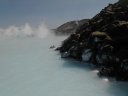 Le lagon bleu de la péninsule de Reykjanes : piscine naturelle d'eau chaude (de 40 à 55°C) au milieu des champs de laves basaltiques chaotiques. La grande quantité de silice donne à l'eau sa couleur laiteuse. [27727 views]