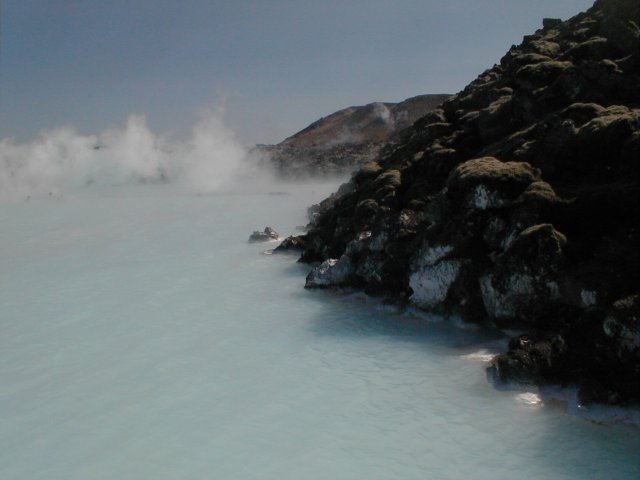 Le lagon bleu de la péninsule de Reykjanes : piscine naturelle d'eau chaude (de 40 à 55°C) au milieu des champs de laves basaltiques chaotiques. La grande quantité de silice donne à l'eau sa couleur laiteuse.