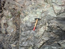 Affleurement type de rhyolite fluidale dans le massif de L'Esterel (248 millions d'années) :  la roche présente une fluidalité millimétrique, qui conduit localement à un débit en plaquettes  et des plis d'écoulement dus à sa mise en place  à l'état visqueux (pâteux), ici sous forme de dôme-coulée.
Voir aussi un <a href='https://phototheque.enseigne.ac-lyon.fr/photossql/photos.php?RollID=images&FrameID=pli'>autre affleurement</a> et une image de <a href='https://phototheque.enseigne.ac-lyon.fr/photossql/photos.php?RollID=images&FrameID=rhyolite_fluidale_spherolitique'>lame mince en microscopie</a>. [5815 views]