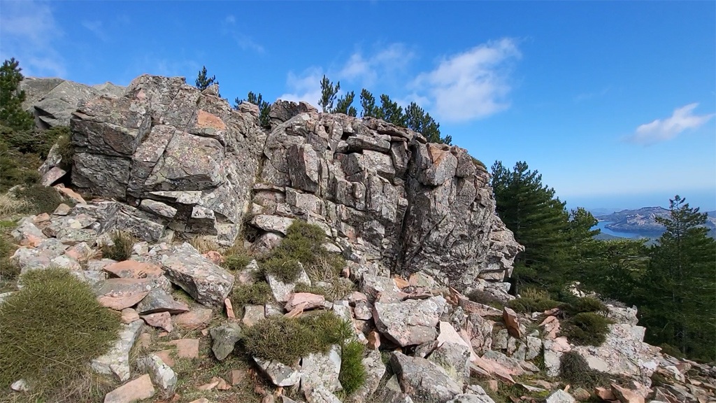 Rhyolite. La rhyolite se forme à partir du refroidissement des magmas de composition granitique et très visqueux. C'est une roche à structure microlitique présentant des minéraux visibles à l'œil nu : quartz, feldspaths et biotite. Ces minéraux sont les mêmes que ceux du granite. Si on compare les analyses chimiques de ces deux roches, elles sont très proches, voire identiques. La rhyolite est donc l’équivalent volcanique des granites. Le champ filonien de Porto-Vecchio est remarquable par son ampleur : il se termine au Nord à la vallée du Cavu, mais se prolonge au Sud dans la région de Sotta, et même en Sardaigne, au-delà des bouches de Bonifacio. Il est constitué par des filons acides (rhyolites ou microgranites) de plusieurs mètres de puissance, très souvent accompagnés aux épontes par des filons basiques de largeur décimétrique. Les filons acides qui constituent le champ filonien de Porto-Vecchio sont au nombre d'une dizaine en moyenne, et sont plus ou moins discontinus. <a href='https://phototheque.enseigne.ac-lyon.fr/photossql/photos.php?RollID=images&FrameID=rhyolite_porto-vecchio1'>Échantillon</a> – <a href='https://phototheque.enseigne.ac-lyon.fr/photossql/photos.php?RollID=images&FrameID=rhyolite_porto-vecchio2'>affleurement</a> – paysage.