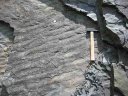 Quartzite (grès métamorphisé) à ripple-marks : pendage des couches orienté vers le Nord (pli anticlinal). Formations sédimentaires marines du Dévonien (ère primaire), plissées et métamorphisées au cours de l'orogenèse hercynienne (carbonifère). [12631 views]