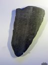 Roebourne, météorite de fer trouvée en 1892 en Australie. Cette météorite a été coupée, polie, puis exposée à de l'acide nitrique. Ce traitement révèle des figures géométriques, les figures de Widmanstätten, caractéristiques du fer extraterrestre. Elles ne peuvent être produites que si le fer se refroidit extrêmement lentement, en plusieurs millions d'années.  Elles sont une signature unique de la matière extraterrestre. La largeur des motifs permet d'estimer la taille de l'astéroïde dont la météorite provient. [22209 views]