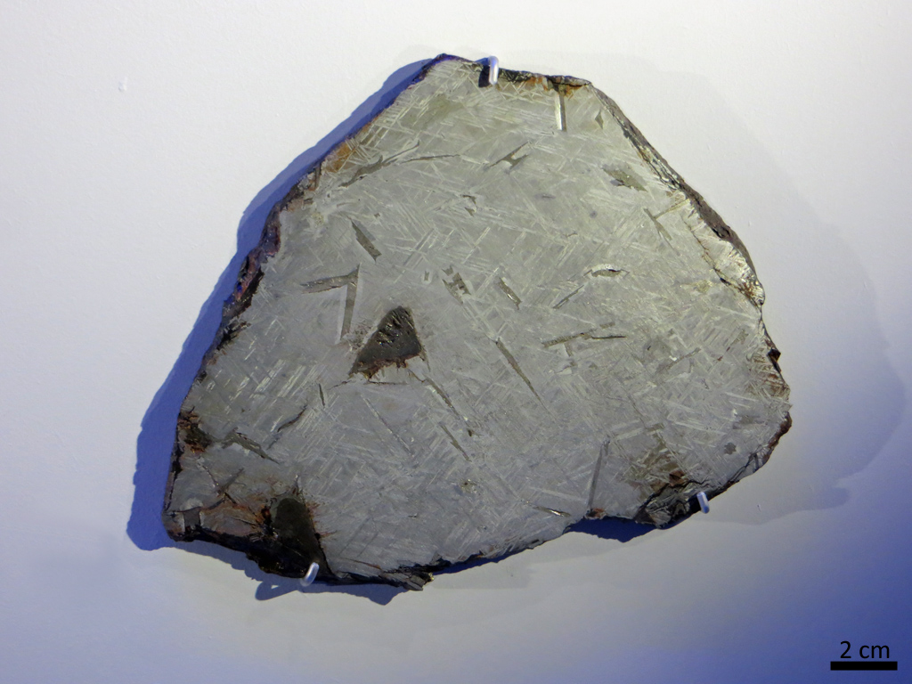 Saint-Aubin, météorite de fer trouvée en 1968 en France. C'est une des trois météorites de fer trouvées en France. Elle a été coupée, polie, puis exposée à de l'acide nitrique. Ce traitement révèle des figures géométriques, les figures de Widmanstätten, caractéristiques du fer extraterrestre. Elles ne peuvent être produites que si le fer se refroidit extrêmement lentement, en plusieurs millions d'années.  Elles sont une signature unique de la matière extraterrestre. La largeur des motifs permet d'estimer la taille de l'astéroïde dont la météorite provient.