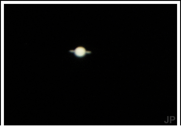 Saturne  observée avec un téléscope de type DOBSON 30 cm avec oculaire X 10. Le zoom sur l'image montre bien les anneaux visibles de Saturne mais la qualité reste faible avec un petit téléscope.