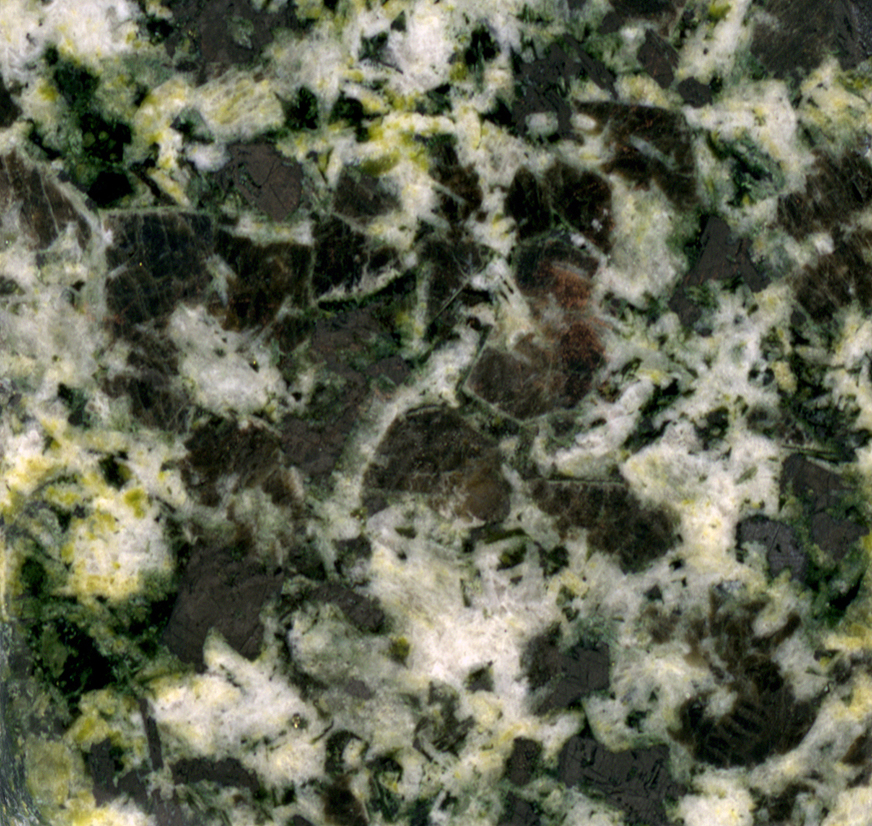 Gabbro océanique altéré. <br />   Cette roche est un gabbro en début d'altération (métagabbro) dans la lithosphère océanique. Elle contient en plus des minéraux caractéristiques du gabbro, les plagioclase et pyroxène (augite), des traces de chlorite. Cette altération provient de la circulation d'eau dans la lithosphère au fur et à mesure qu'elle s'éloigne de la dorsale.   Le plagioclase est blanc, le pyroxène est gris-bronze. La chlorite est vert-jaunâtre. <br /> Cette roche appartient au faciès « schiste vert » du métamorphisme et provient de la transformation d'un gabbro.  <br /><br />  Cette photographie est proposée dans le cadre d'une évaluation de la quantité d'eau contenue dans la roche (depuis le gabbro de dorsale jusqu'à l'éclogite) par l'utilisation du logiciel Mesurim.  <a href='http://svt.enseigne.ac-lyon.fr/spip/spip.php?article392'>Lien avec le dossier pédagogique</a>.<br /><br />    Mots clefs : métagabbro - schiste vert - mesurim - lithosphère - dorsale - pyroxène -  plagioclase - chlorite