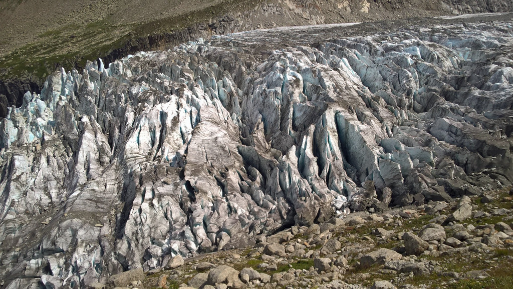 Détail des séracs du glacier d'Argentière (commune de Chamonix). La fracturation de la glace est liée à une forte rupture de pente du substratum rocheux.  