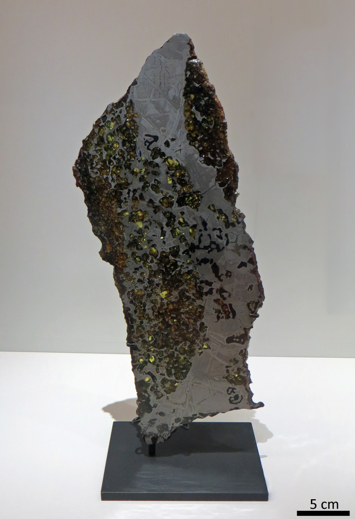 Seymchan, météorite mixte (Pallasite) trouvée en 1967 en Russie. Les pallasites ne représentent que 1% de toutes les météorites. Formée à la suite d'une collision entre le noyau de fer d'un astéroïde différencié et le manteau d'un autre astéroïde.