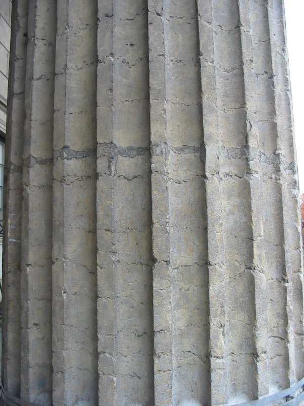 Quartier de Saint Jean : colonnes du palais de justice = choin à stylolithes (ou "pierre de Villebois", calcaire du jura méridional - bathonien supérieur)