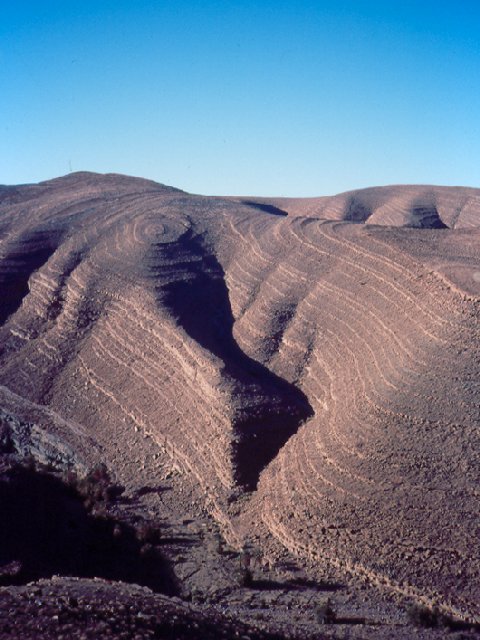 Stratification : le complet dénuement de cette région permet de voir parfaitement les strates d'une série sédimentaire, entaillée par l'érosion.