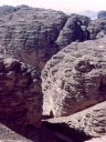 Bordure du plateau du Tassili n'Ajjer. Plateau gréseux à environ 1000m d'altitude. Les roches ont été découpées par une érosion fluviatile puis par une érosion éolienne. [28241 views]