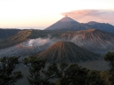La caldeira du Tengger au lever du jour. Au premier plan à droite, le Batok, volcan éteint. A gauche, le Bromo (2392 m), volcan actif. En arrière plan, le Semeru, point culminant de Java (3676 m) avec son panache.
<BR>
<A HREF='https://phototheque.enseigne.ac-lyon.fr/photossql/GoogleEarth/tengger2.kmz'>  <IMG SRC='googleearth.gif' BORDER=0> </A> [4898 views]