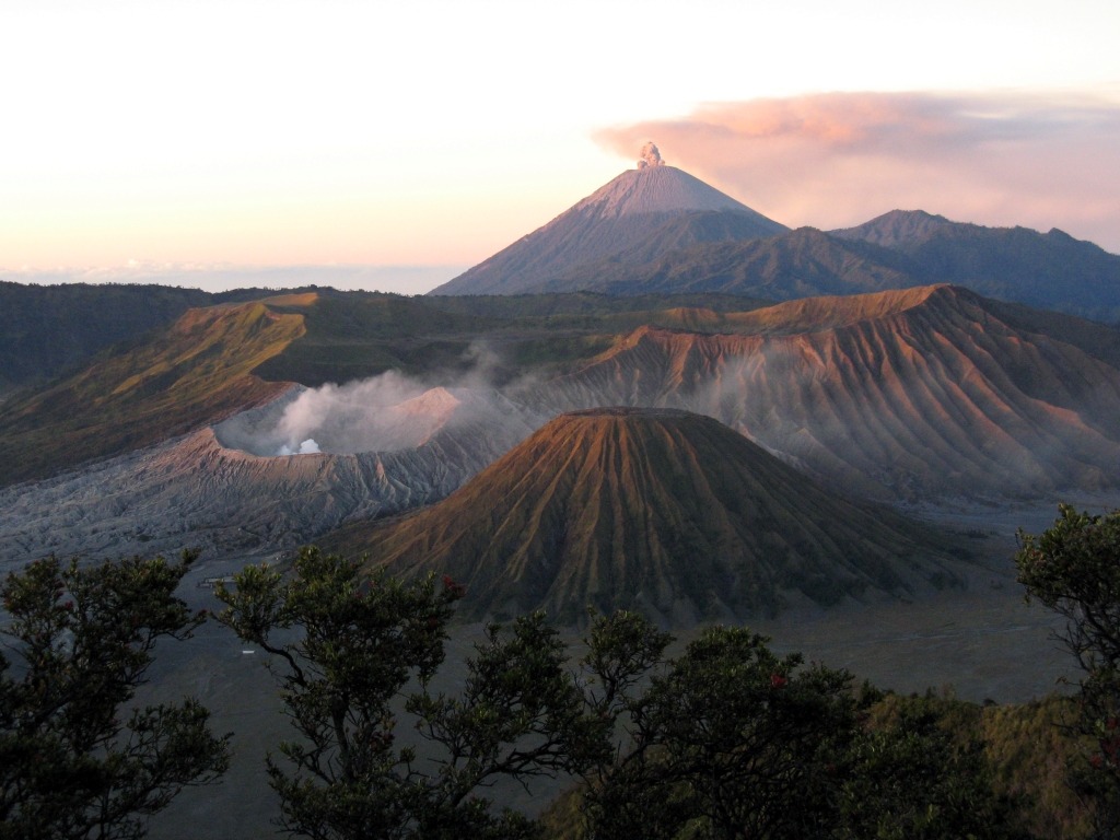 La caldeira du Tengger au lever du jour. Au premier plan à droite, le Batok, volcan éteint. A gauche, le Bromo (2392 m), volcan actif. En arrière plan, le Semeru, point culminant de Java (3676 m) avec son panache.
<BR>
<A HREF='https://phototheque.enseigne.ac-lyon.fr/photossql/GoogleEarth/tengger2.kmz'>  <IMG SRC='googleearth.gif' BORDER=0> </A>