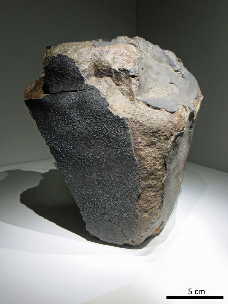 Tiberrhamine, chondrite ordinaire trouvée en Algérie en 1967. Il tombe chaque année sur Terre 5 000 météorites de plus d'un kilogramme. La majorité d'entre elles ressemble à Tiberrhamine. Les chondrites ordinaires sont les météorites les plus abondantes : elles représentent plus de 78% des chutes. Elles proviennent d'astéroïdes non différenciés situés dans la partie interne de la ceinture d'astéroïdes. Elles contiennent une grande proportion de chondres et peu de matrice.