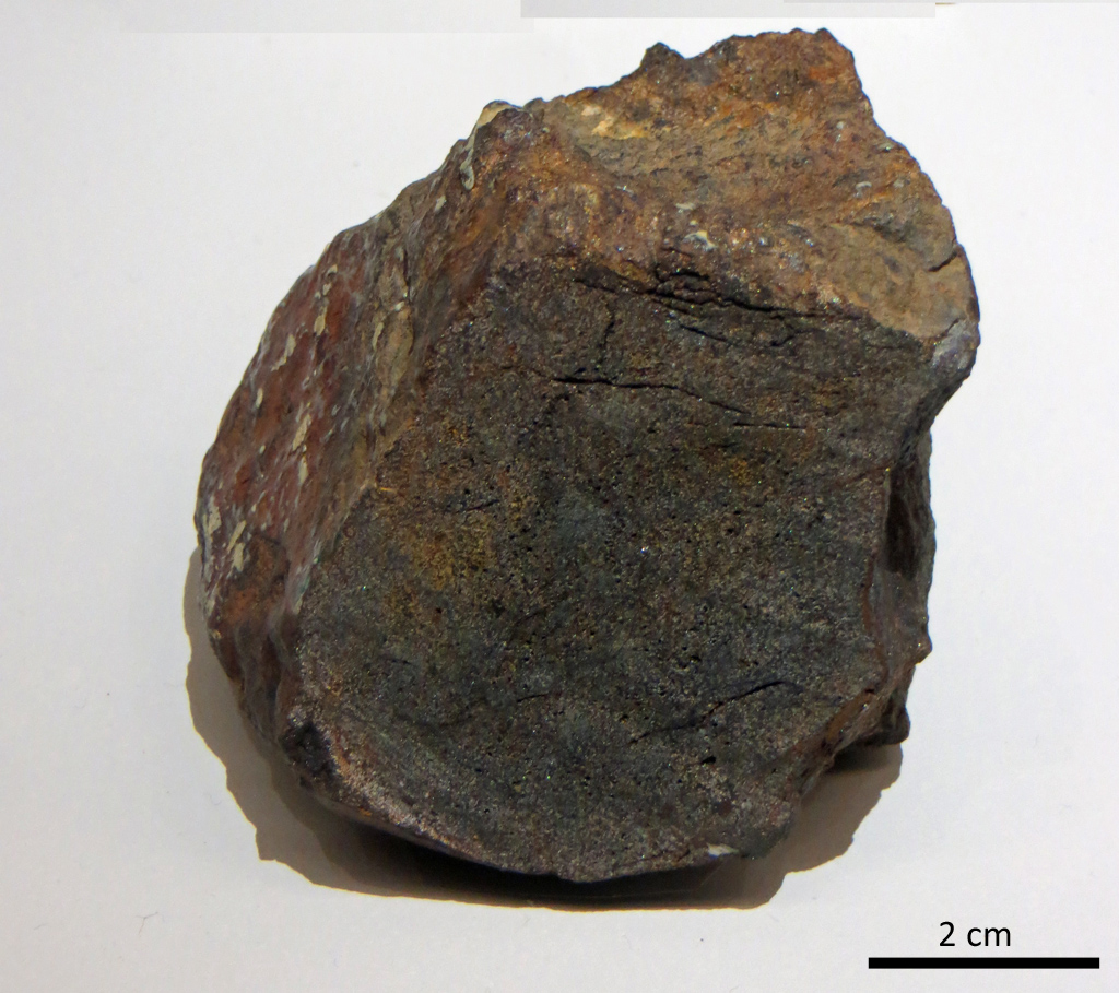 Tierra Blanca, achondrite trouvée en 1965 aux états-Unis. Elle fait partie d'un groupe très rare (moins  de 0,1 % des chutes) de météorites, les winonaïtes, qui proviennent d'astéroïdes partiellement fondus. On aperçoit dans ces roches des traces fantômes de chondres, sur le point de disparaître sous l'action de la chaleur. 