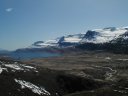 Le fond d'un fjord à l'est de l'Islande : alignement de volcans (les plus anciens de l'île) présentant un basculement du au phénomène d'extension. Ils sont érodés par les glaciers et, à leur pied, se trouvent des plaines alluviales formées par les eaux de ruissellement et essentiellement formées de produits d'érosion des volcans. [26853 views]