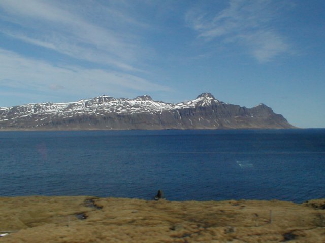 Basculement des volcans de l'est de l'Islande (conséquence du phénomène d'extension). Le pendage des coulées basaltiques est bien visible.