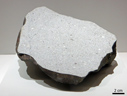 Vouillé, chondrite ordinaire tombée en 1831 en France. Les chondrites ordinaires sont les météorites les plus abondantes : elles représentent plus de 78% des chutes. Elles proviennent d'astéroïdes non différenciés situés dans la partie interne de la ceinture d'astéroïdes. Elles contiennent une grande proportion de chondres et peu de matrice. [5884 views]