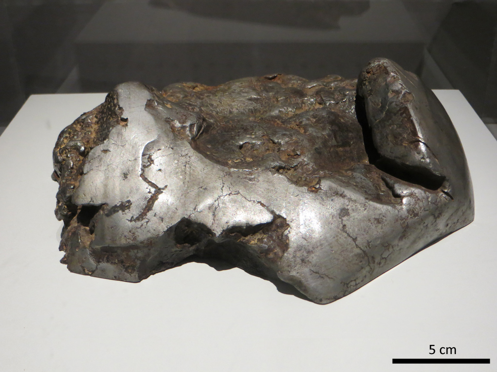 Zacatecas, météorite de fer trouvée en 1969 au Mexique. Avant que sa nature extraterrestre ait été reconnue en 1969, la météorite de Zacatecas a été utilisée comme enclume pendant des décennies. On peut voir sur ce spécimen des traces de martelage.